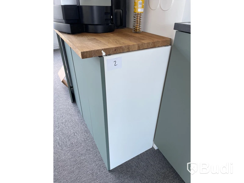 Skåp med gröna dörrar l120cm d38cm h80cm