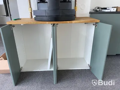 Skåp med gröna dörrar l120cm d38cm h80cm