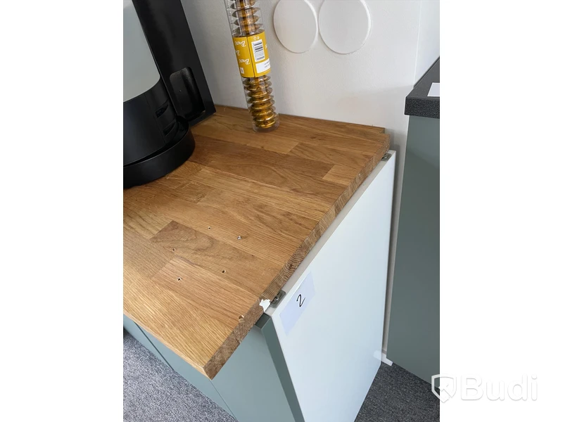 Skåp med gröna dörrar l120cm d38cm h80cm