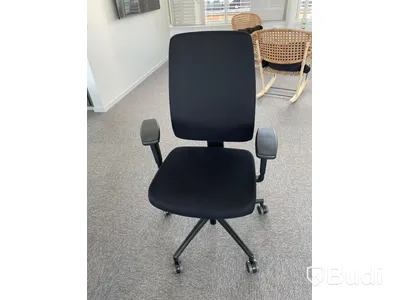 Kontorsstol Iksu svart med armstöd