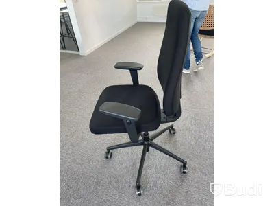 Kontorsstol Iksu svart med armstöd