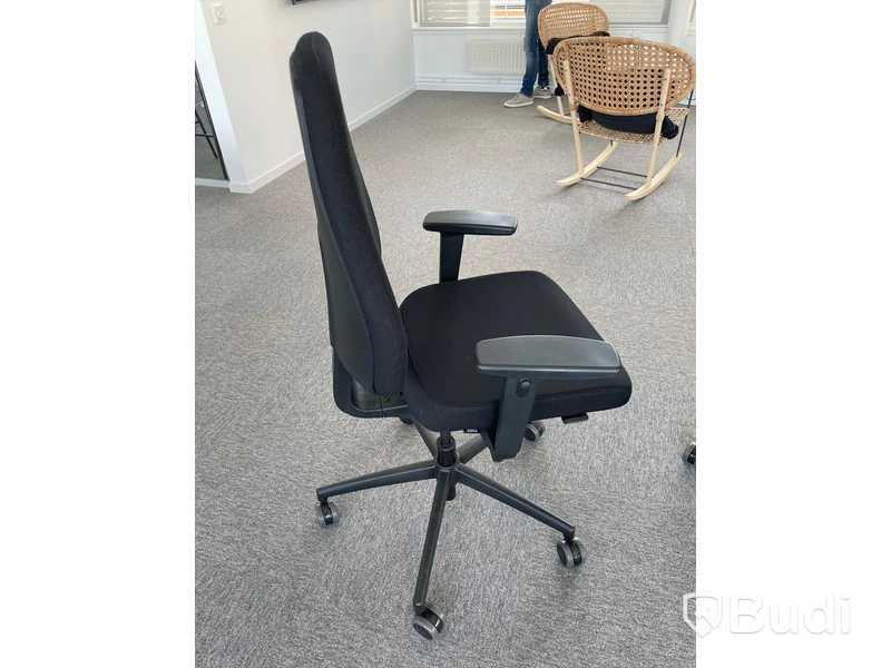 Kontorsstol Iksu svart med armstöd