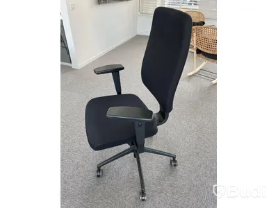 Kontorsstol Iksu svart med armstöd