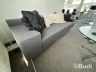 Soffa grå, från Offect ink kuddar, 240 cm bred och ca 1 meter djup