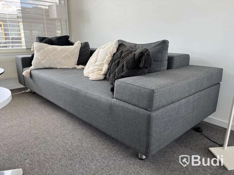 Soffa grå, från Offect ink kuddar, 240 cm bred och ca 1 meter djup