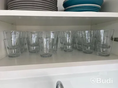Köksutensilier i köket. Glas, Termosar från Eva solo och IKEA. Bestick från IKEA