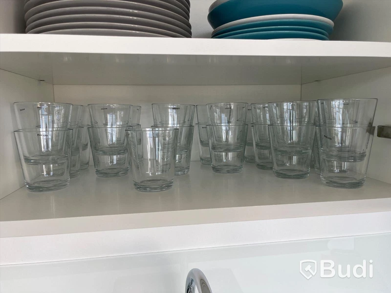 Köksutensilier i köket. Glas, Termosar från Eva solo och IKEA. Bestick från IKEA