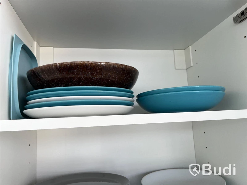 Köksutensilier i köket. Glas, Termosar från Eva solo och IKEA. Bestick från IKEA