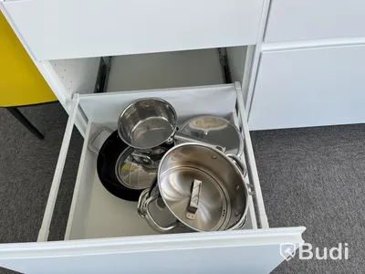 Köksutensilier i köket. Glas, Termosar från Eva solo och IKEA. Bestick från IKEA