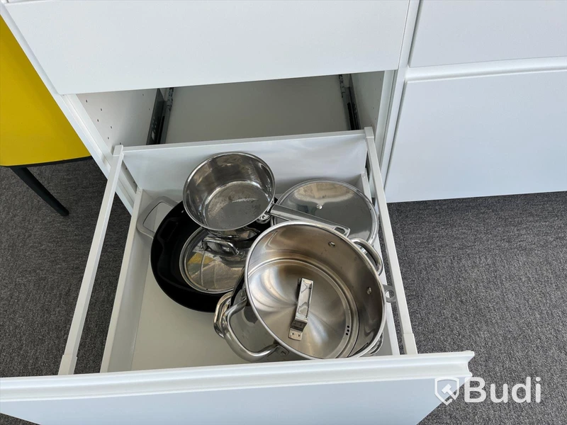 Köksutensilier i köket. Glas, Termosar från Eva solo och IKEA. Bestick från IKEA