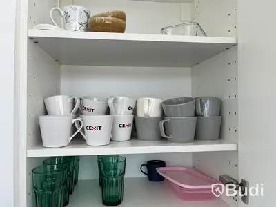 Köksutensilier i köket. Glas, Termosar från Eva solo och IKEA. Bestick från IKEA