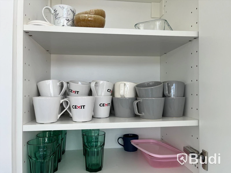 Köksutensilier i köket. Glas, Termosar från Eva solo och IKEA. Bestick från IKEA