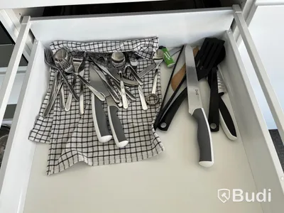 Köksutensilier i köket. Glas, Termosar från Eva solo och IKEA. Bestick från IKEA