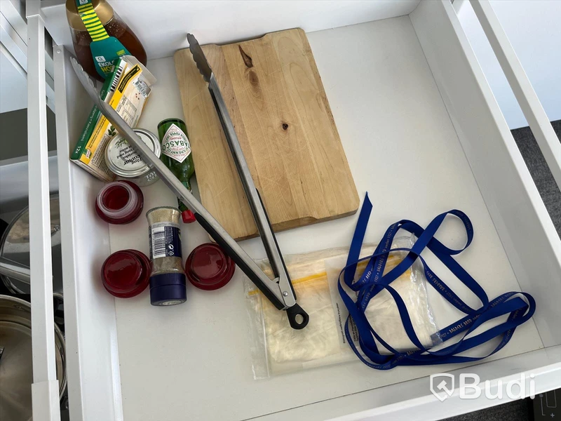 Köksutensilier i köket. Glas, Termosar från Eva solo och IKEA. Bestick från IKEA