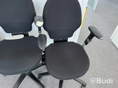 Kontorsstolar 2st från RH, båda med trasigt armstöd. Armstöden dock avtagbara