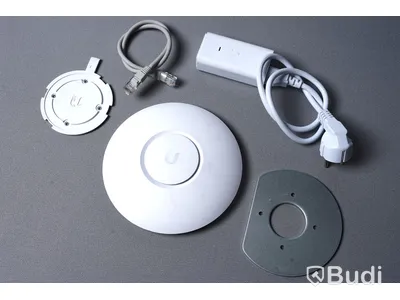 Trådlös åtkomstpunkt Ubiquiti UniFi UAP-NanoHD med nätverkskabel, strömförsörjning och takfäste.