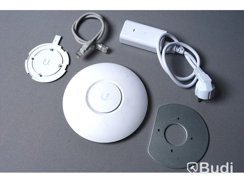 Trådlös åtkomstpunkt Ubiquiti UniFi UAP-NanoHD med nätverkskabel, strömförsörjning och takfäste.
