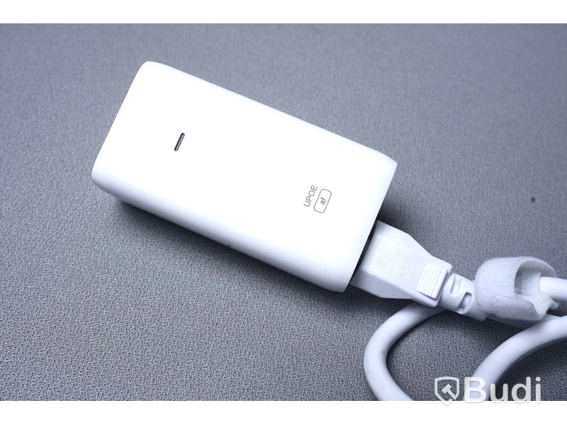 Trådlös åtkomstpunkt Ubiquiti UniFi UAP-NanoHD med nätverkskabel, strömförsörjning och takfäste.