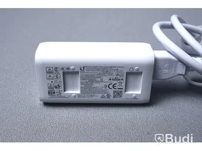 Trådlös åtkomstpunkt Ubiquiti UniFi UAP-NanoHD med nätverkskabel, strömförsörjning och takfäste.