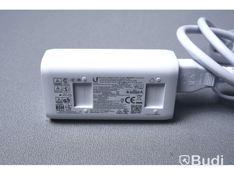 Trådlös åtkomstpunkt Ubiquiti UniFi UAP-NanoHD med nätverkskabel, strömförsörjning och takfäste.