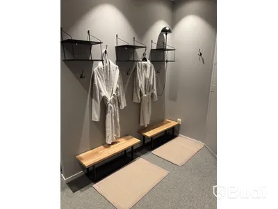 2 benches, incl. 3 shelves, a lamp, hooks and rugs