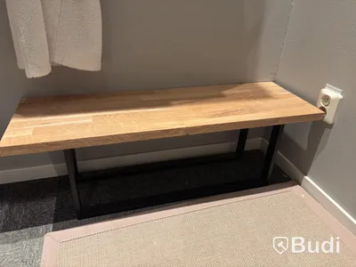 2 benches, incl. 3 shelves, a lamp, hooks and rugs