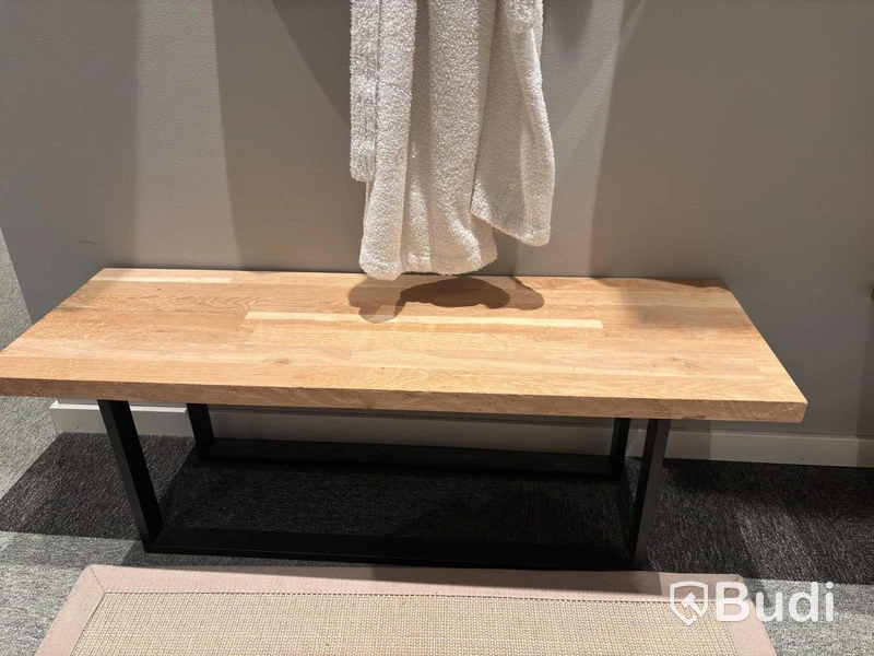 2 benches, incl. 3 shelves, a lamp, hooks and rugs
