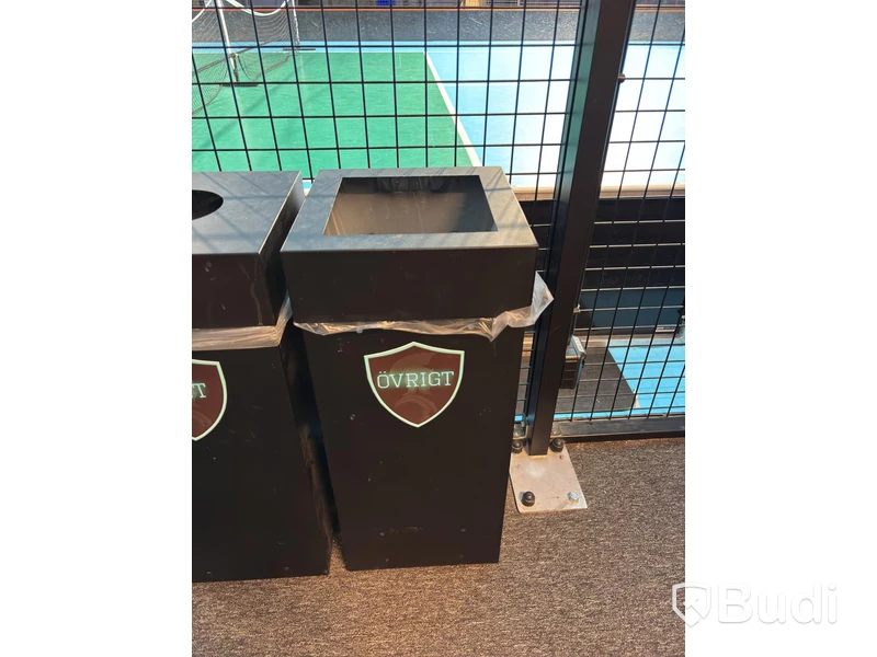 2 st. Papperskorgar på hjul