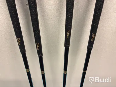 4 Titleist golf clubs