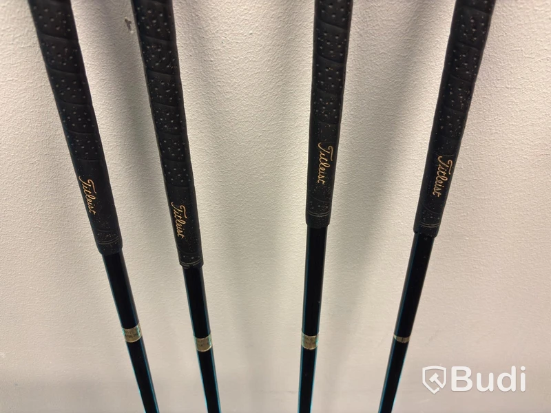 4 Titleist golf clubs