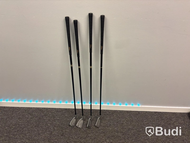 4 Titleist golf clubs