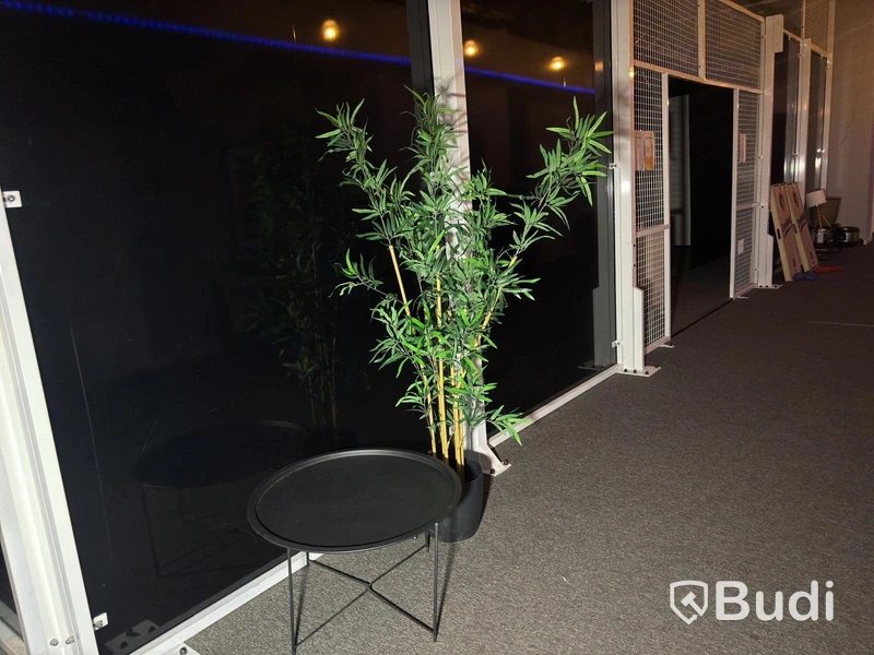 Coffee table incl. artificial plant
