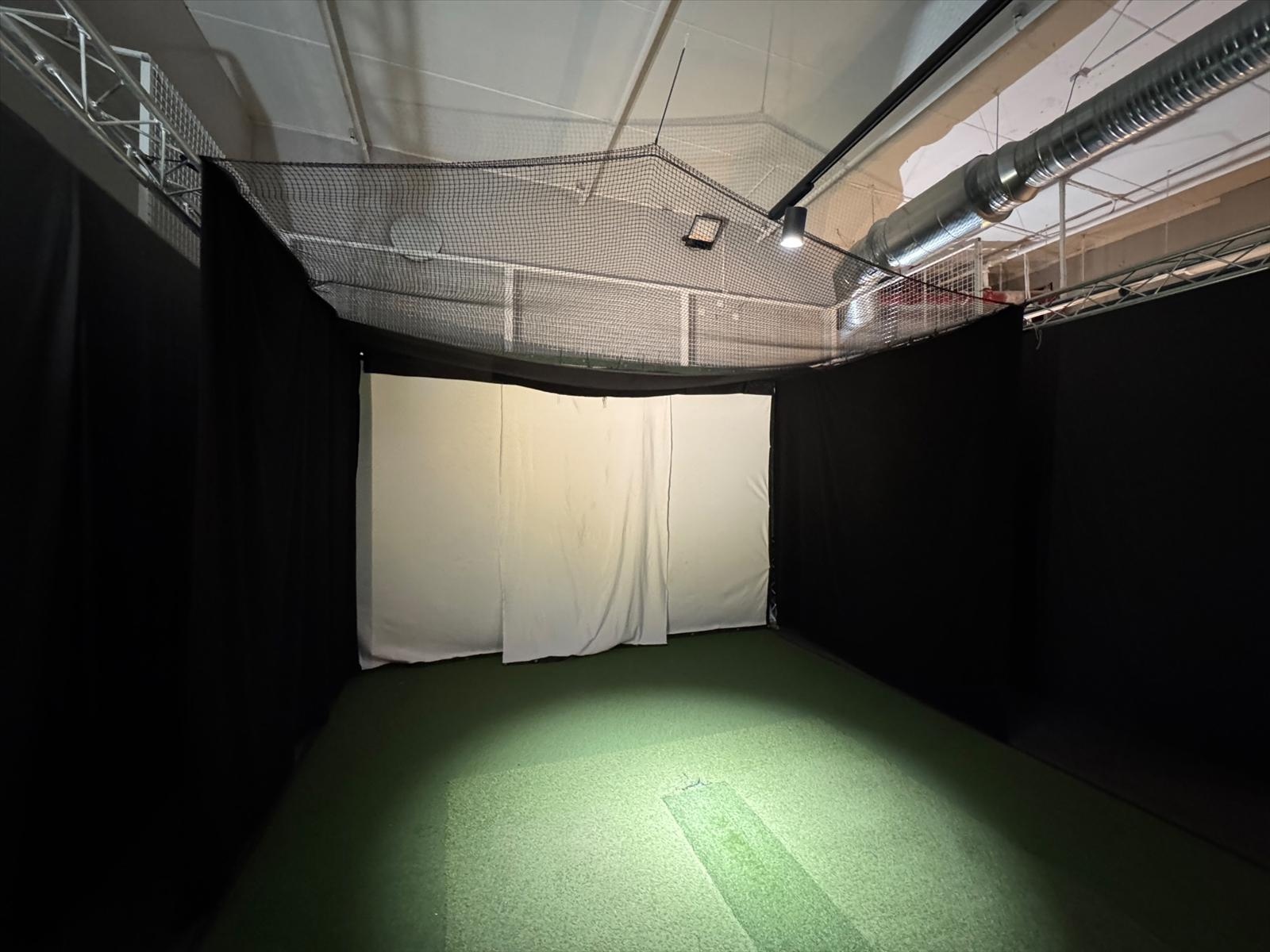 Golf simulator bay, truss frame