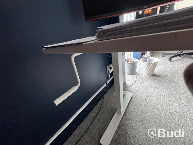 Manual height-adjustable desk