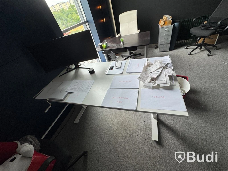 Manual height-adjustable desk