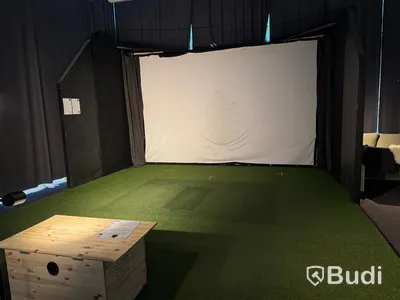 Golf simulator bay