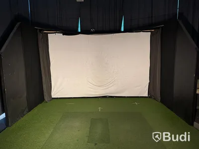 Golf simulator bay