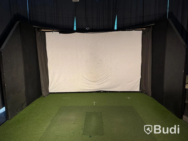 Golf simulator bay