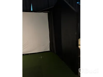 Golf simulator bay