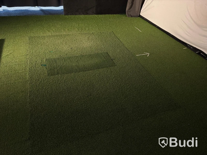 Golf simulator bay