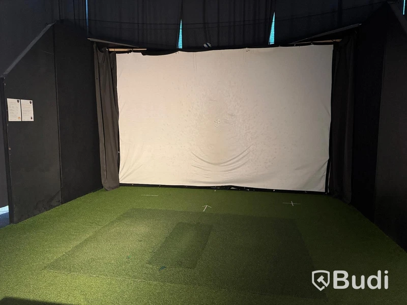 Golf simulator bay