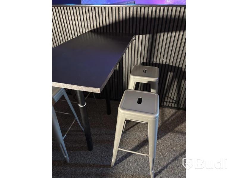 Table including 4 stools