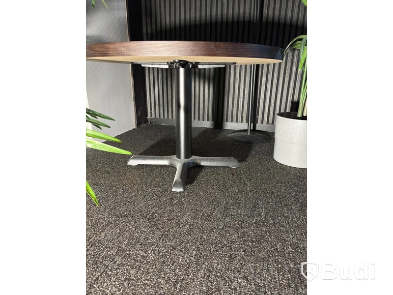Soffbord inkl. 2 st. plastväxter och klädhängare