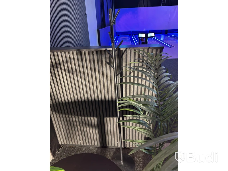 Soffbord inkl. 2 st. plastväxter och klädhängare