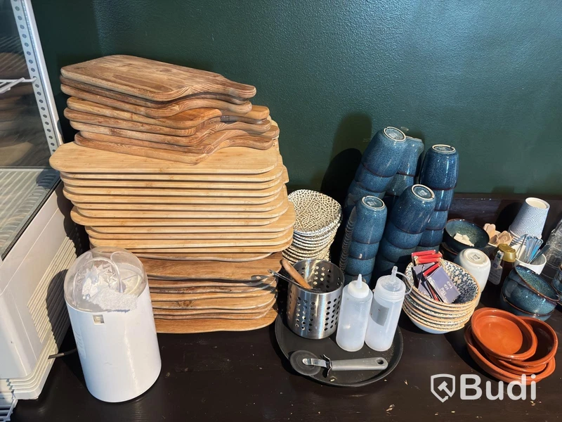 Lot with assorted porcelain, glassware, wooden trays, 2 waste bins, etc.