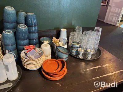 Lot with assorted porcelain, glassware, wooden trays, 2 waste bins, etc.