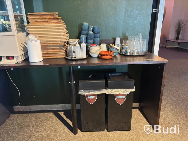 Lot with assorted porcelain, glassware, wooden trays, 2 waste bins, etc.
