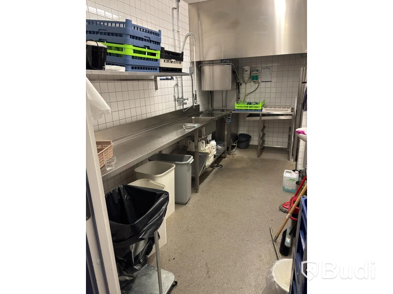 Dishwashing area with Metos WD dishwasher, incl. dishwashing tables, shelving and various accessories.
