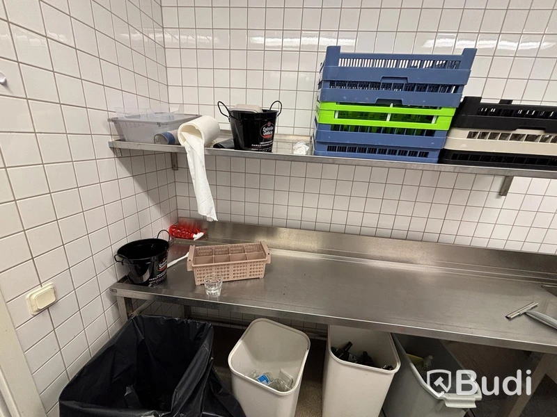Dishwashing area with Metos WD dishwasher, incl. dishwashing tables, shelving and various accessories.