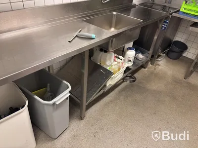 Dishwashing area with Metos WD dishwasher, incl. dishwashing tables, shelving and various accessories.